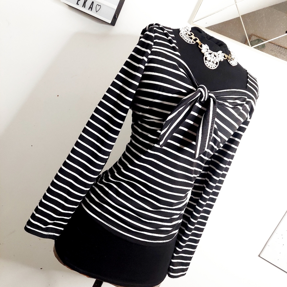 Black and white stripe long-sleeved shirt